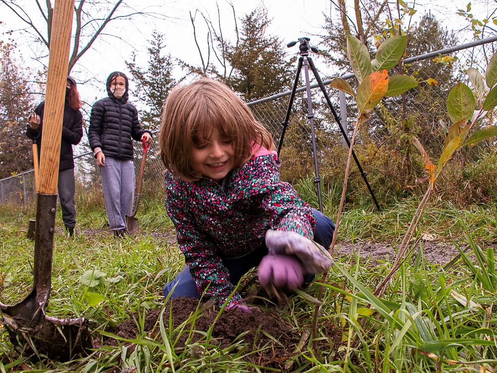 03_CSR_AisinCanada_Planting Tree2.jpg