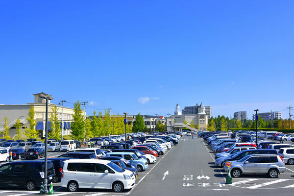 炎天下の駐車場の画像