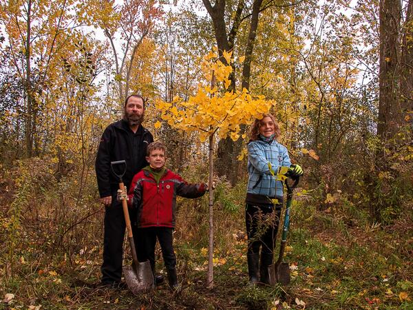 02_CSR_AisinCanada_Planting Tree1.jpg