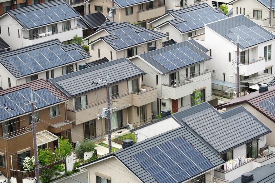 住宅に設置されているシリコン太陽電池の画像