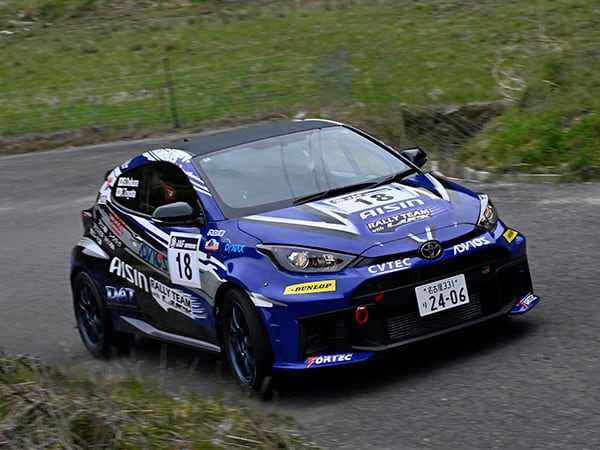 AISIN RALLY TEAM with LUCK　レーシングカーの写真
