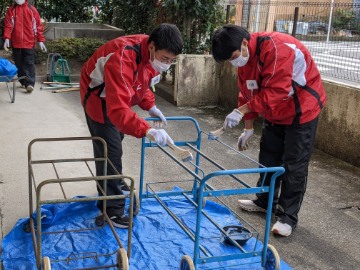 遊具用台車のペンキ塗り.jpg